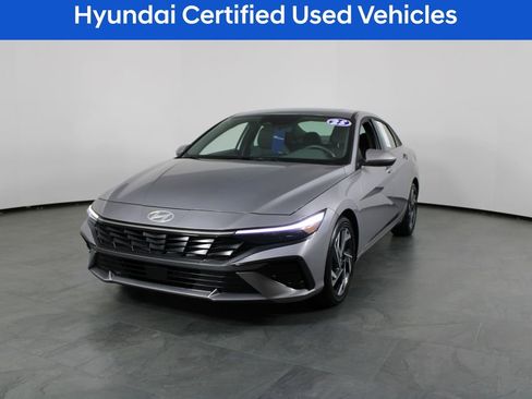 Used 2025 Hyundai Elantra SEL image 2