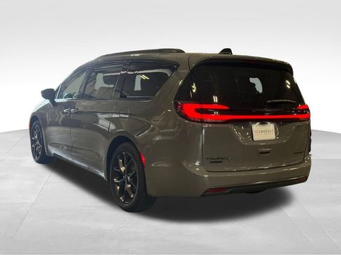 Used 2025 Chrysler Pacifica Limited FWD image 3