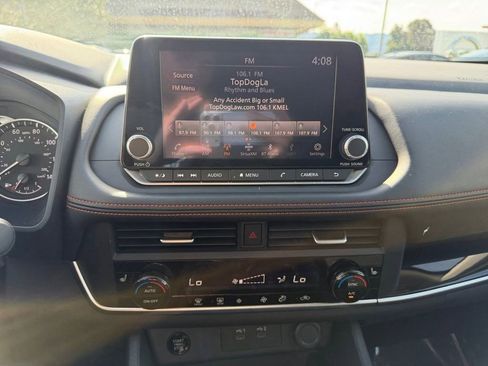 Used 2025 Nissan Rogue SV image 23