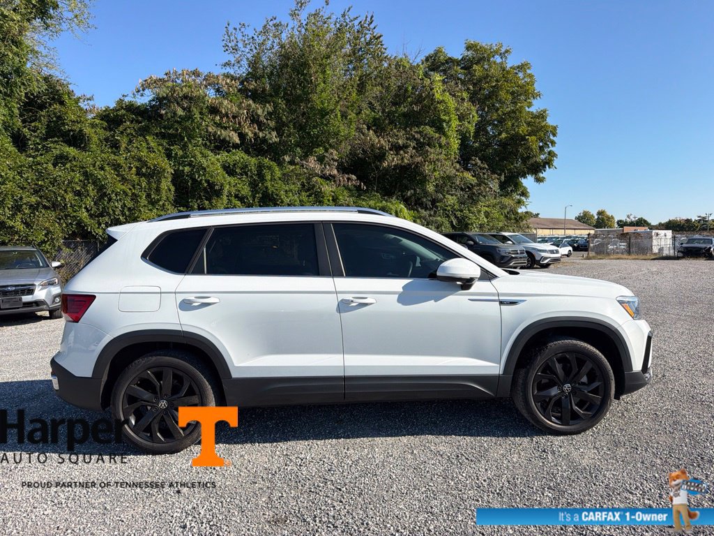 Used 2024 Volkswagen Taos SE w/ Panoramic Sunroof Package FWD image 6