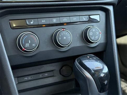 Certified 2022 Volkswagen Taos SE w/ Panoramic Sunroof Package image 18