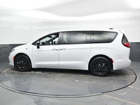 Used 2024 Chrysler Pacifica Limited FWD image 10