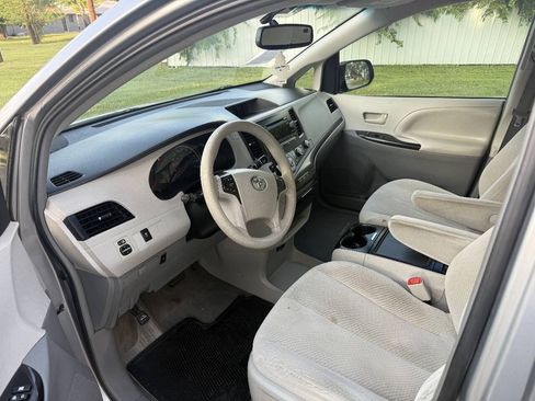 Used 2012 Toyota Sienna LE FWD image 9