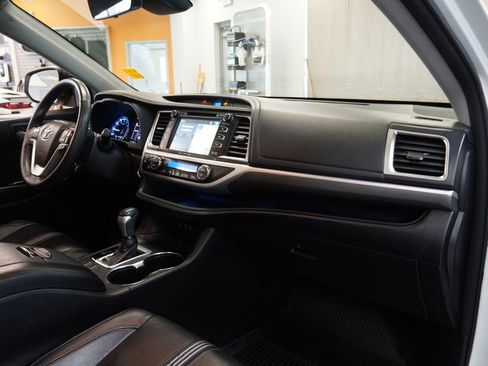 Used 2018 Toyota Highlander SE image 37