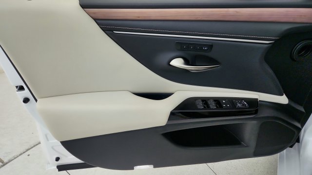 Used 2025 Lexus ES 350 w/ Premium Package FWD image 48