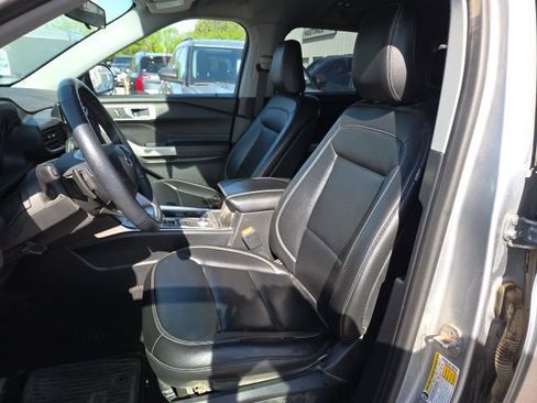 Used 2020 Ford Explorer XLT w/ Equipment Group 202A AWD/4WD image 8