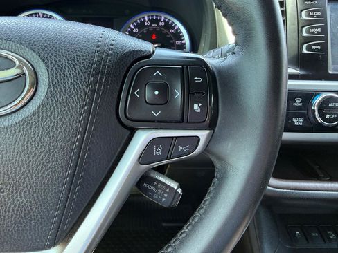Used 2019 Toyota Highlander XLE AWD/4WD image 29