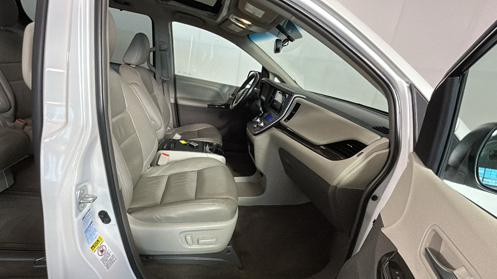Used 2015 Toyota Sienna XLE Premium AWD/4WD image 36