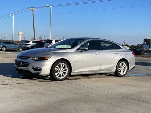 Used 2017 Chevrolet Malibu LT image 2