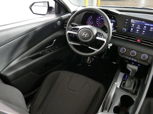 Used 2022 Hyundai Elantra SE FWD image 18