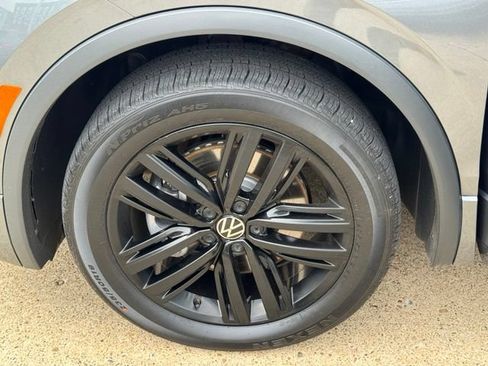 Certified 2022 Volkswagen Tiguan SE R-Line AWD/4WD image 21