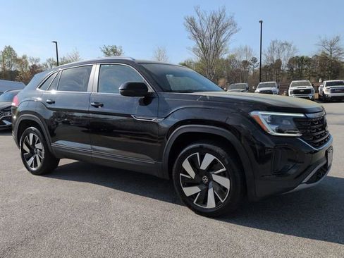 Used 2024 Volkswagen Atlas Cross Sport SE image 2