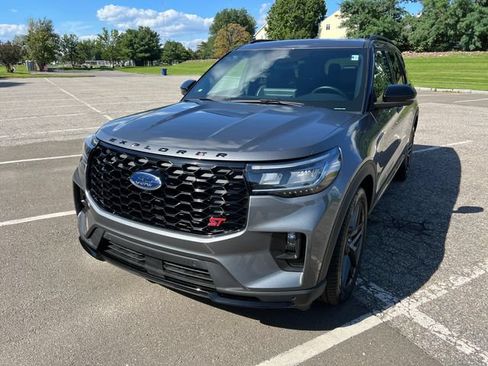 Used 2025 Ford Explorer ST AWD/4WD image 4