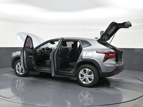Used 2025 Chevrolet Trax LS FWD image 31
