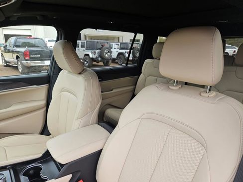 New 2025 Jeep Grand Cherokee L Limited w/ Luxury Tech Group II RWD image 14