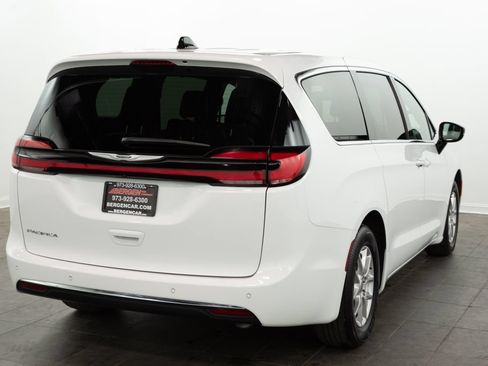 Used 2025 Chrysler Pacifica Select FWD image 14
