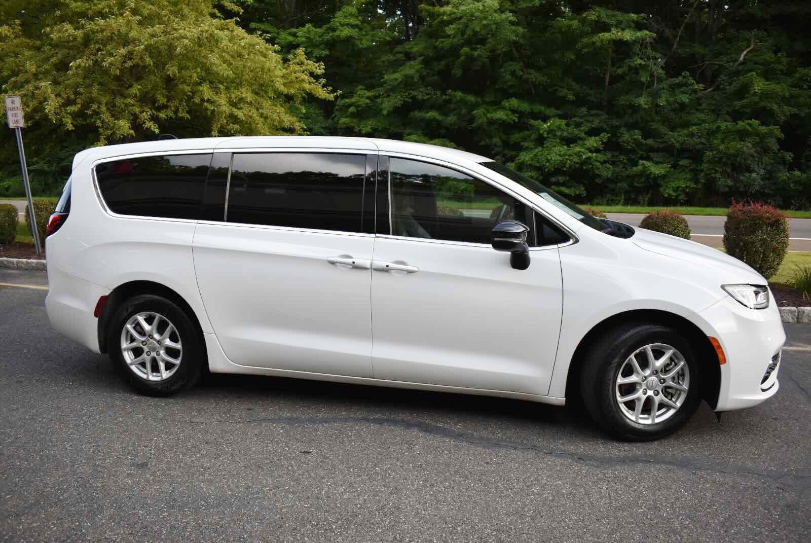 Used 2025 Chrysler Pacifica Select FWD image 3