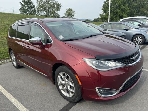 Used 2017 Chrysler Pacifica Limited FWD image 1