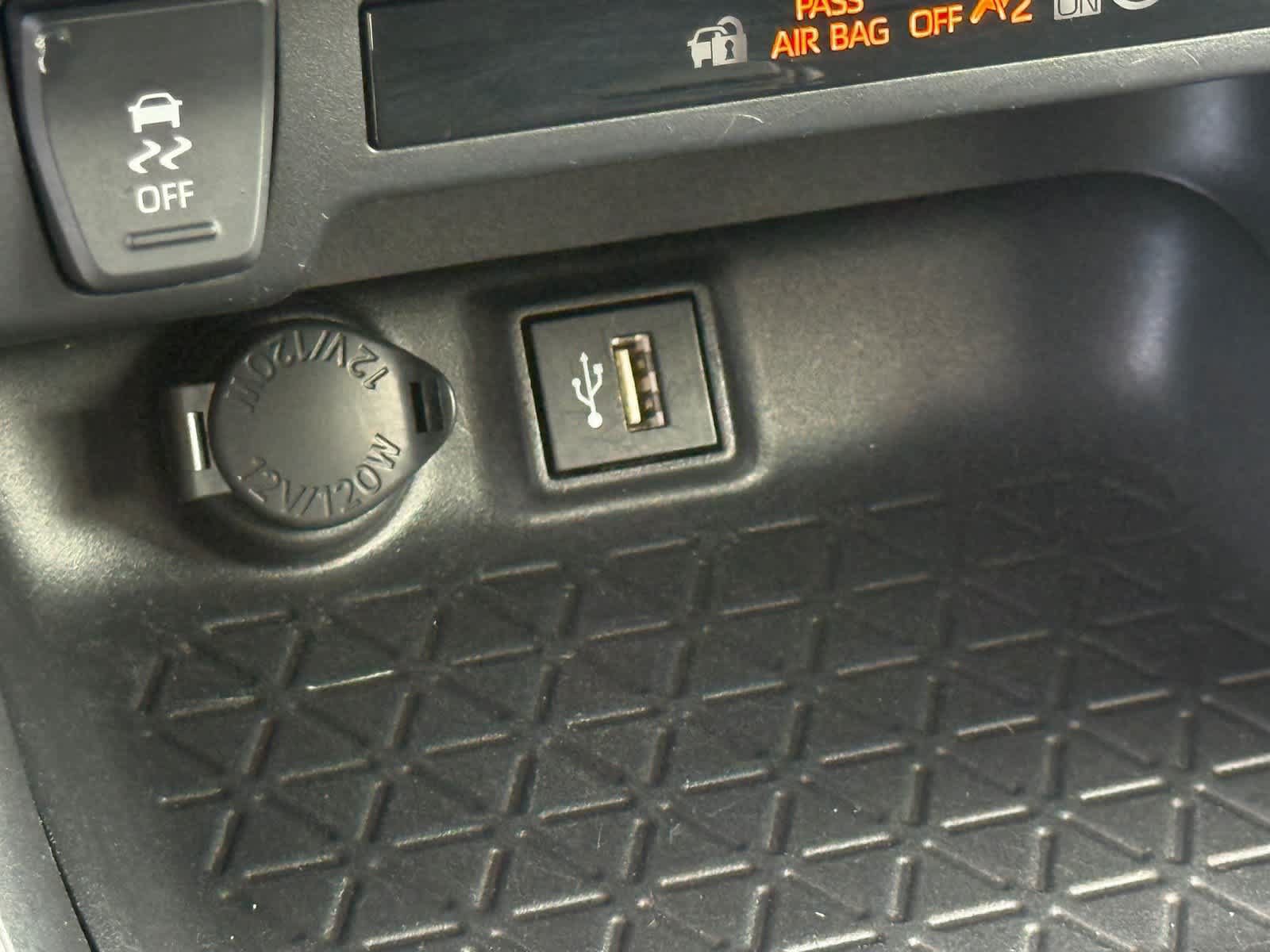 Used 2025 Toyota RAV4 XLE FWD image 24