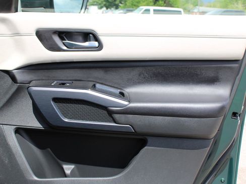 Used 2025 Nissan Pathfinder SL AWD/4WD image 47