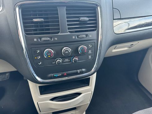 Used 2019 Dodge Grand Caravan SE w/ UConnect Hands-Free Group FWD image 12