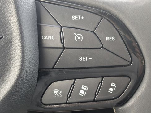 Used 2024 Chrysler Pacifica Touring FWD image 31