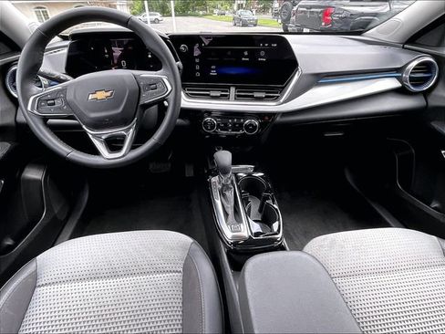 Used 2025 Chevrolet Trax LT w/ Sunroof Package FWD image 14