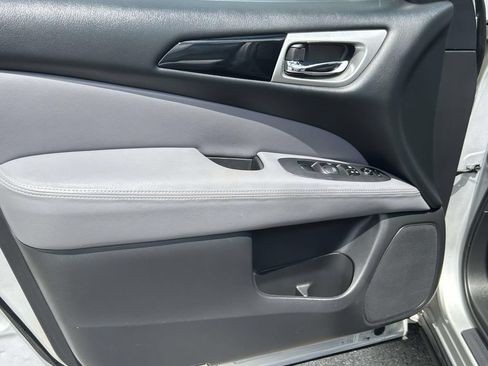 Used 2017 Nissan Pathfinder SV FWD image 16