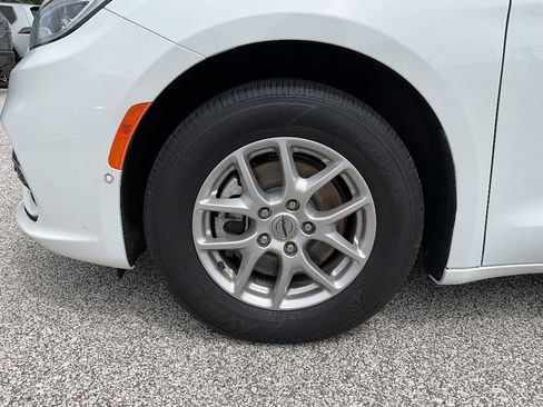 Used 2024 Chrysler Pacifica Touring-L FWD image 15
