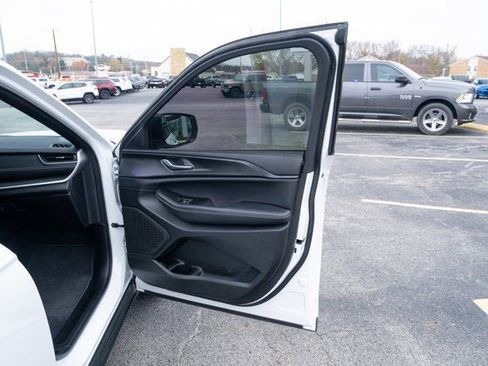 Certified 2025 Jeep Grand Cherokee Laredo X image 13