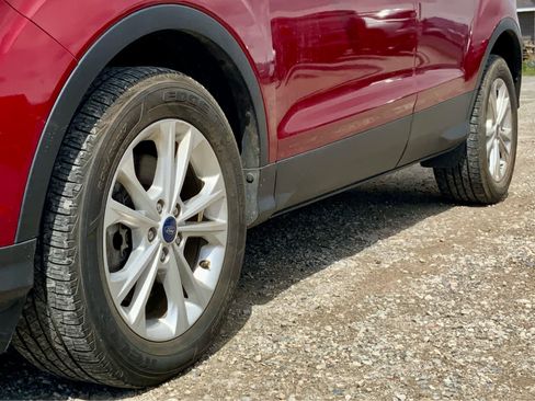 Used 2018 Ford Escape SE w/ SE Sync 3 Package AWD/4WD image 15