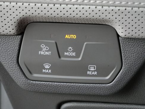 Certified 2025 Volkswagen Atlas Peak Edition SE image 21