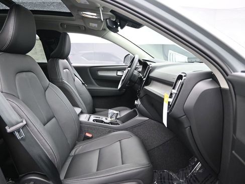 New 2025 Volvo XC40 B5 Core w/ Protection Package Premier image 29