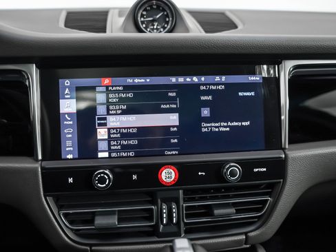 Certified 2025 Porsche Macan image 23