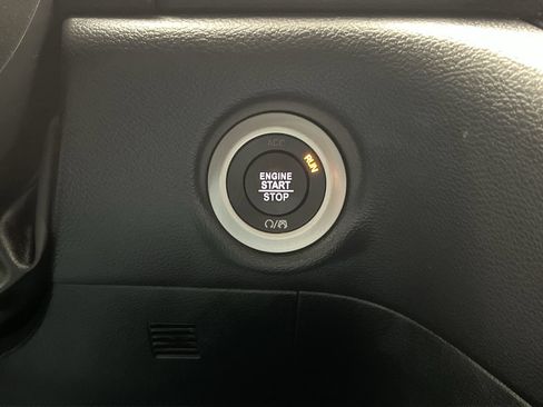 Used 2025 Chrysler Pacifica Select FWD image 21