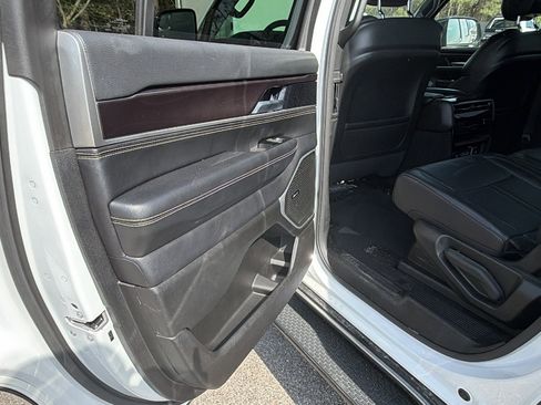 Used 2024 Jeep Wagoneer 4WD w/ Premium Group I image 24