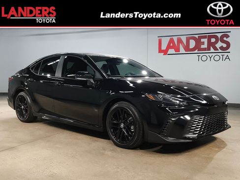 Used 2026 Toyota Camry SE FWD image 1