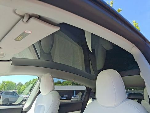 Used 2021 Tesla Model Y Long Range AWD/4WD image 16