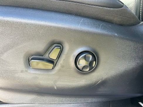 Used 2023 Chrysler Pacifica Touring-L FWD image 12