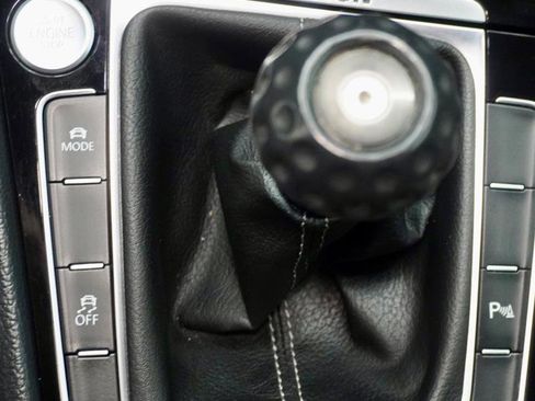 Used 2016 Volkswagen Golf R 4-Door image 23