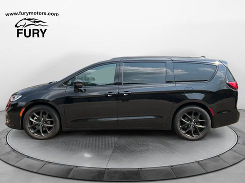 Used 2025 Chrysler Pacifica Limited FWD image 6