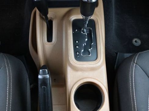 Used 2015 Jeep Wrangler Unlimited Rubicon w/ Max Tow Package AWD/4WD image 15