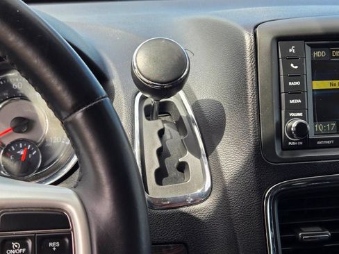 Used 2014 Chrysler Town & Country Touring FWD image 24