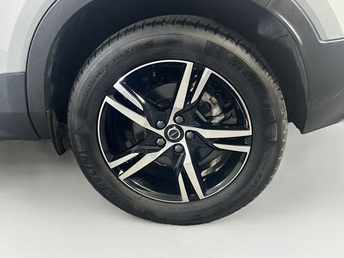 Used 2025 Volvo XC40 B5 Core AWD/4WD image 11