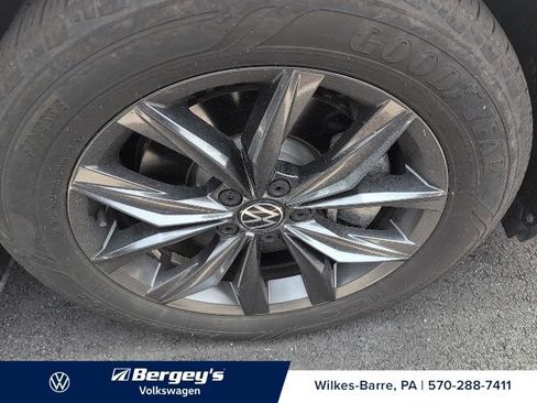 Used 2023 Volkswagen Tiguan SE w/ Panoramic Sunroof Package FWD image 7