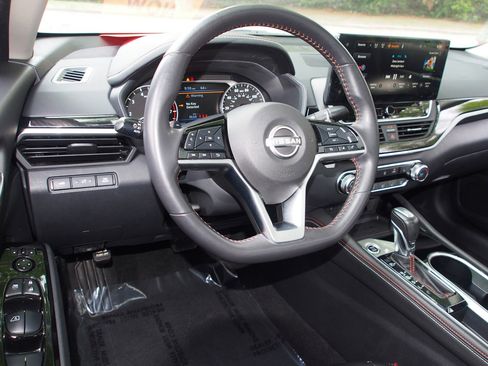 Used 2023 Nissan Altima 2.5 SR w/ SR Premium Package FWD image 16