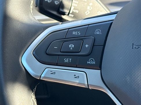 Used 2025 Volkswagen Tiguan SE image 24