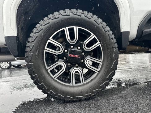 Used 2024 GMC Sierra 2500 SLT w/ SLT Premium Package image 18