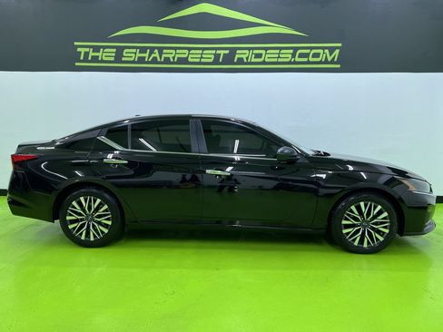 Used 2025 Nissan Altima 2.5 SV FWD image 11