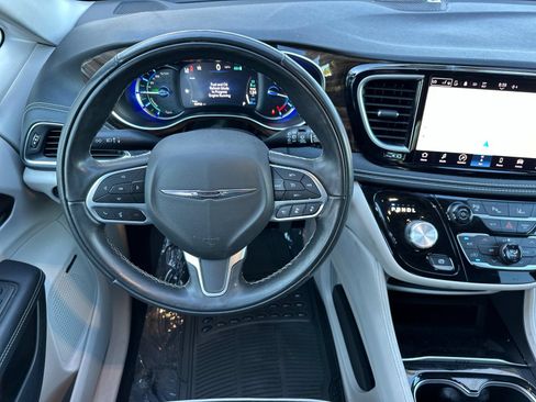 Used 2022 Chrysler Pacifica Limited w/ Uconnect Theater Family Group FWD image 13